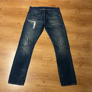 Säljer mina extremt feta Raffe jeans med snygg slitning, jättefint skick inga hål eller slitning (förutom dem som ska va där) storlek 31-32 kan passa 30-32 också. Köpte dem för ca 2200 men säljer dem för 500 endast. Kom pm vid fler bilder/frågor