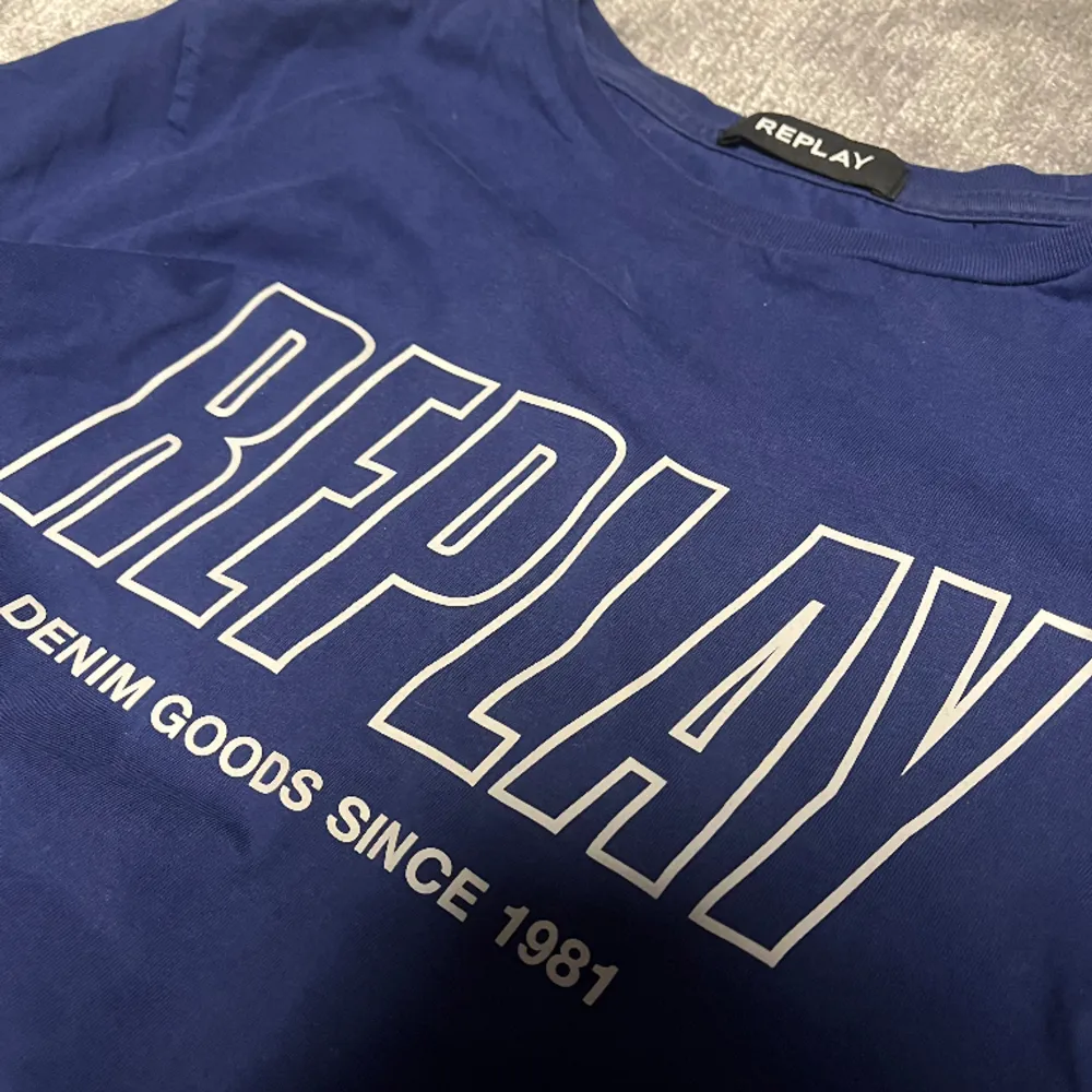Hej! Säljer nu en Replay t-shirt perfekt till dig som vill matcha med dina replay jeans. Tröjan är i storleken S och använd ett fåtal gånger. Mitt pris ligger på 135kr men kan diskuteras vid smidig affär. Tveka ej att höra av dig vid fundering. . T-shirts.