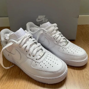 Airforce 1 - Säljer mina nästan helt nya airforce i storlek 44. Skick 10/10 aldrig använda utomhus.