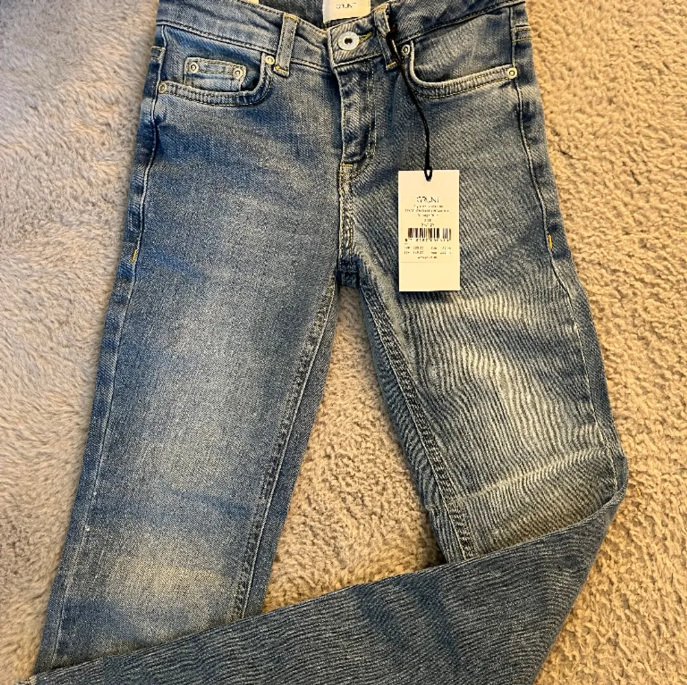 Grunt jeans från KidsBranStore som jag skulle skickat tillbaka då jag inte gillade färgen men sen glömde vi lämna tillbacks de så de går inte att skicka tillbacks🩷passar på mig som är 157 lång. Jeans & Byxor.