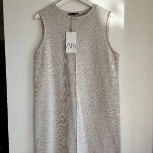 Ljusbeige klänning - Så fin ljusbeige finstickad klänning från zara med lapp kvar. Strl L, i en rak passform. Så fin men aldrig kommit till användning för mig 💞 Har en likadan i svart med lappen kvar också som jag säljer🦋
