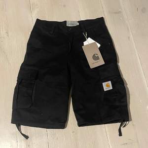 Nyss beställda cargoshorts från carhartt som jag tyvärr måste sälja på grund av fel storlek. Storlek M sitter som S/M Dom är 1:1