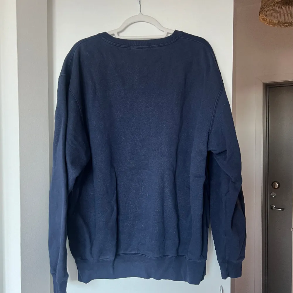 Superfin vintage sweatshirt / collegetröja från Ralph Lauren. Den är väl använd men fortfarande i gott skick! Lite urtvättad i färgen på vissa ställen men inget man tänker på. Storlek L . Hoodies.