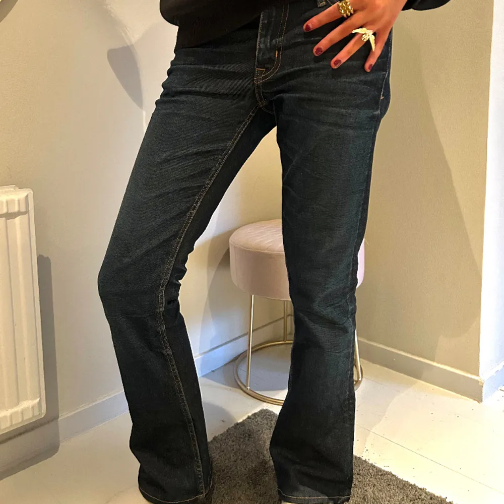 As snygga lågmidjade bootcut jeans ifrån crocker. Jeansen är i toppenskick och har nästan aldrig använts, hittar inga repor eller liknande🦋🦋 Storleken är 27/33. Startpriset vid 449🧞‍♂️ Hör av er vid fler frågor osv. . Jeans & Byxor.
