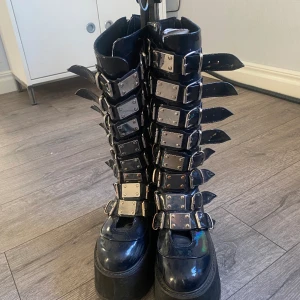 Demonia damned 318 holographic  - Lite slitna mestadels hälen av sulan  Ca storlek 41-42 Skriv om det finns frågor   Katt finns i hemmet men rökfritt 