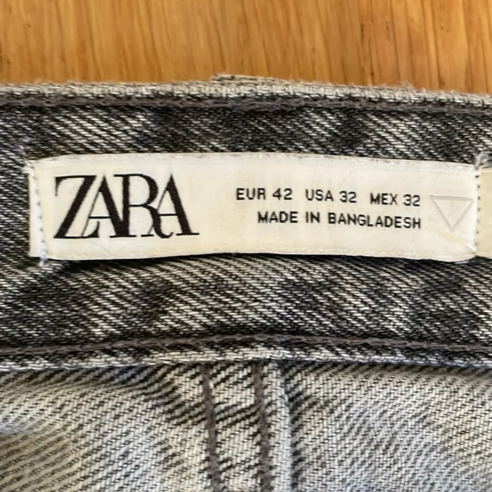 Tja! Säljer nu demma gråa loose fit jeansen från ZARA då dem aldrig kommer till användning. Köpta för 500kr och använda typ 4 gånger. Tveka inte på att höra av er vid frågor!. Jeans & Byxor.