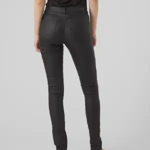 Svarta skinbyxor medelhög midja från Vero Moda! Knappt använd i stl S/ L 34🤍 Finishen har en coated effekt, slim fit. 