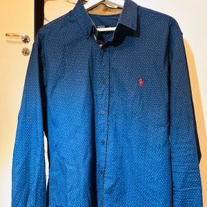 Mörkblå med småa detaljer  - Skjortan har inte kommit till användning längre, håller på att rensa skåpet  och vill bli av med de mesta.  Kom gärna med bud 😊 