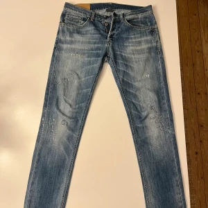 Dondup George - Tja! Säljer ett par svin snygga dondup jeans i modellen George. Bra skick på jeansen men ett ihopsytt hål mellan benen som gått upp en del. Går enkelt att fixa hos en skräddare, annars ha på sig dem som vanligt.  Säljer därför för ett billigt pris!