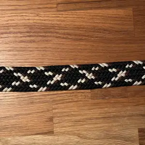 Säljer det här nya och oanvända flätade bältet. Hela bältet bortsett från metallbiten är ca 101 cm långt, men kan stretchas ut till en större storlek. Pris: 99 kr