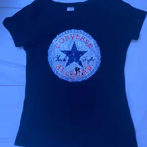 Skit cool converse t-shirt från 90-talet, loggat börjar gå av men annars skit cool🔥 (storlek L men passar perfekt för mig som har S, stretchigt material)