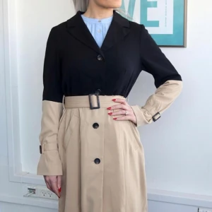 Kappa/trenchcoat Stl 36 Culture - Trendig kappa i beige och svart. Lika elegant till svart som casual till jeans. Danska märket culture. Aldrig använd, prislapp kvar.