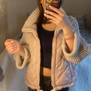 Skickad jacka  - Knappt använd stickad jacka i super bra skick! Hör gärna av dig vid mer bilder💖