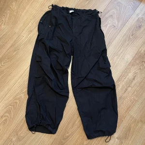 Parachute byxor  - svarta parachute byxor från Urban Outfitters i storlek Small! Går att justera i midjan och längst ner. Inga större tecken på användning, har använts ca 4 gånger.