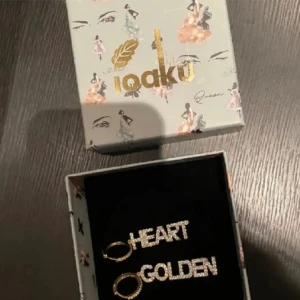 Ioaku - Örhängen från ioaku i nyskick! Det står dock ”peace ”🥰 Nypris 599, dock helt slutsålda😇💕