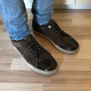 Lanvin skor - Tja, säljer dessa Lanvins. Skorna är i bra skick. Storlek 44. Har tecken på användning. Sulorna är lite slitna. Skriv om ni har några frågor eller vill köpa. Obs inget og förkommer.