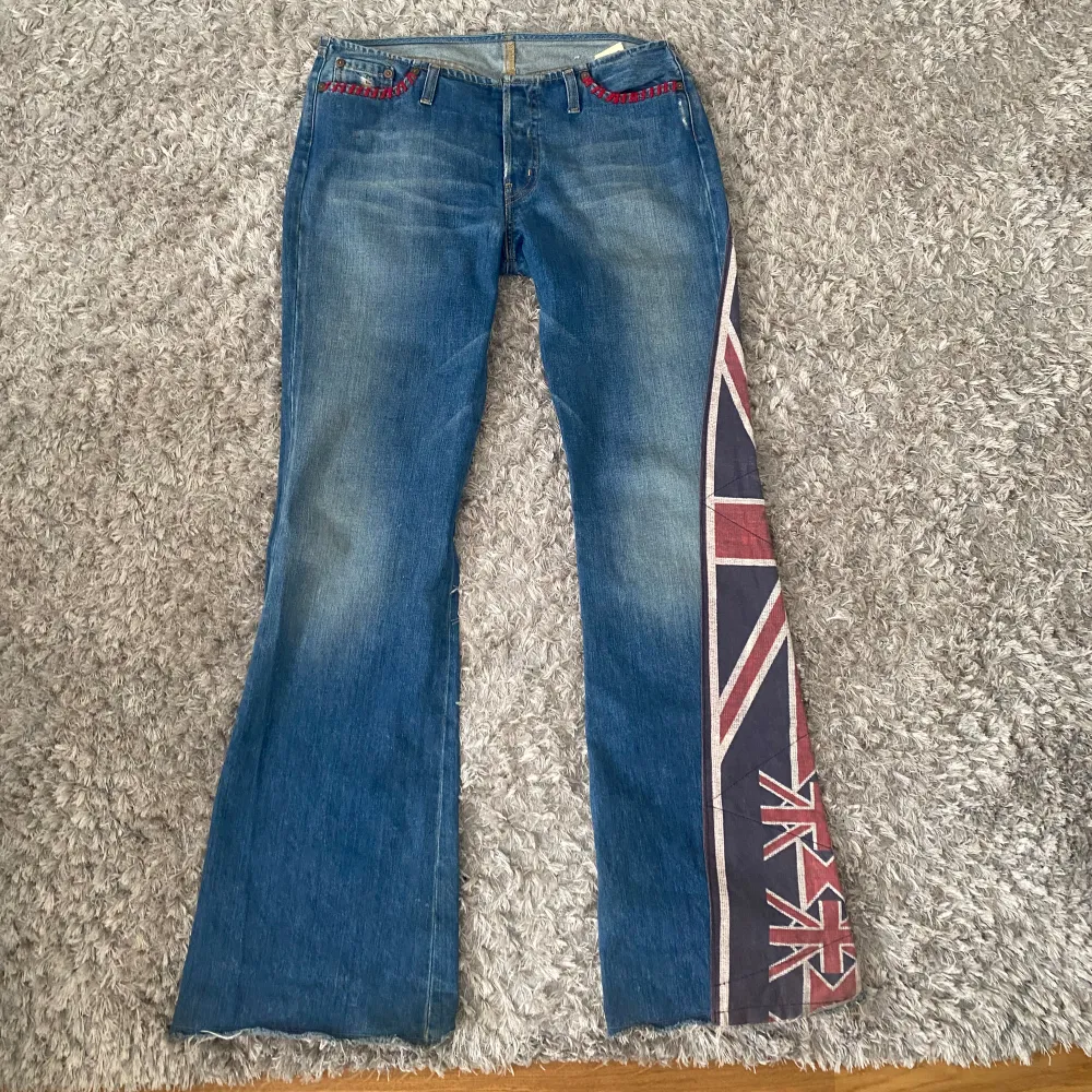 Säljer dessa snygga jeans, är 171 cm  lång och dom sitter bra i längden, midjemått är 40cm och längden från midjan och ner är 105cm, skriv för frågor💕. Jeans & Byxor.