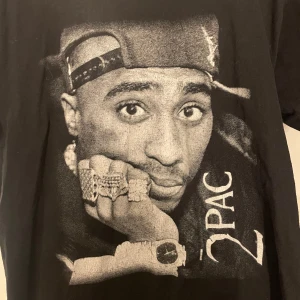 2pac t-shirt  - Säljer min tupac t-shirt då den inte kommer till användning 