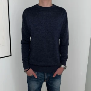 MERINOULL PULLOVER JOHN HENRIC - Säljer nu en riktigt snygg John Henric | Stl: M men lite tightare | 100% merinoull | Skick 9/10 | Mitt pris 299kr | Grabben på bilden är 180 cm lång | Hör av dig om det är någonting du undrar! Priset är ej hugget i sten!