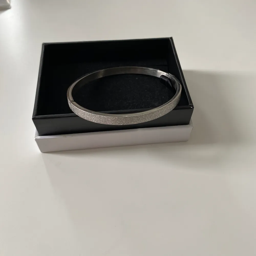 Säljer ett silver armband, kan användas när som, inga skador❣️❣️. Accessoarer.