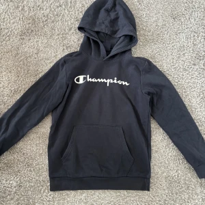 Champion hoodie!! - Använd men är i fint skick. Storlek 150-155cm. 