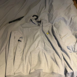 Lyle & Scott Hoodie - Oanvänd Lyle & Scoot Zip hoodie. Färg grå. Hör av vid intresse mvh.