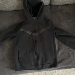 Nike tech fleece  - Lite solbränd, men inga skador