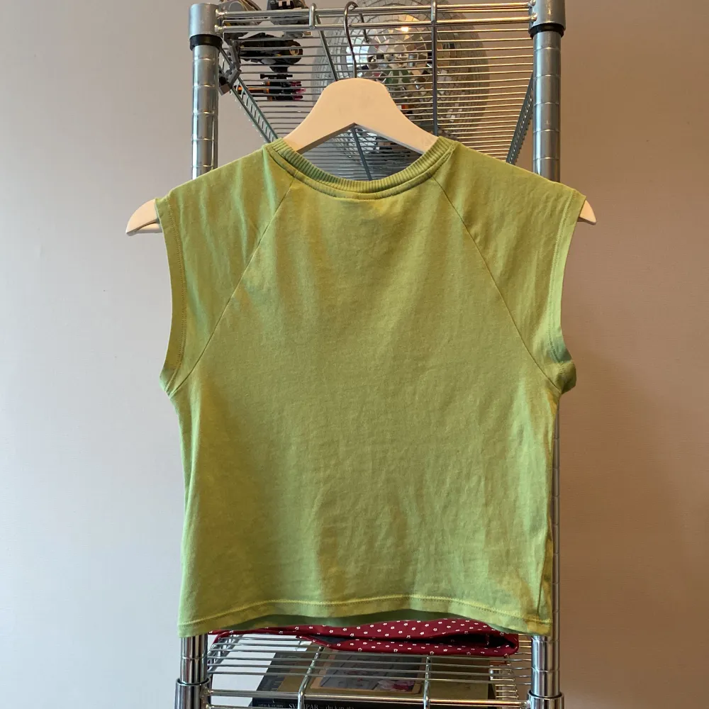 Grön baby tee med coolt tryck i storlek S, är mer en XS. T-shirts.
