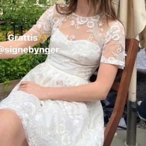 Student klänning  - Studentklänning som endast använts 1 gång, därav super gott skick! Köpt från by malina. Passar någon som är XXS/32. Skriv om du vill ha mer bilder.