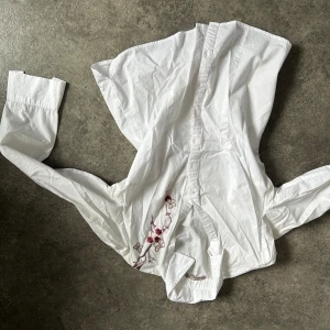 Orsay skjorta med brodyr - Skriv gärna för frågor!!! Den har som en passform med lite midja o så