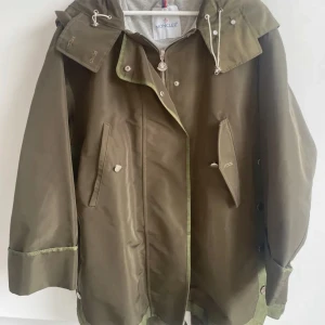 Moncler jacka - Moncler jacka kanppt använder dock den har ett litet fläck på luven kanppt synligt då de under luvan