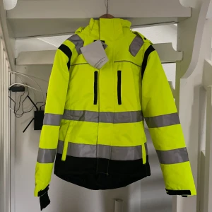 Varseljacka - Storlek S, aldrig använd och lapparna sitter kvar. Säljes då den var för lång i armarna för mig. 