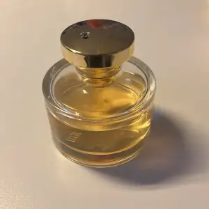 Ralph Lauren Glamorous Eau De Parfum 50ml men ungefär 6/7 kvar. Parfymen tillverkas inte längre och är svår att få tag på.