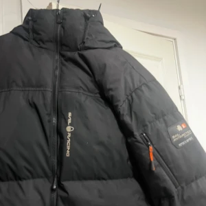 Sailracing jacka - Svart puffer sailracing jacka, använde för ett par år sedan men inte använt senaste tiden! Inga defekter på jackan alls! Skriv för fler bilder! Kan möjligen mötas upp i Gbg Mvh Liam😊