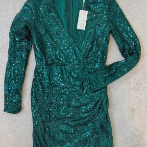 Grön paljett klänning  - Helt ny paljett klänning i storlek S , stretchigt material och har omlott framtill. Super snygg!
