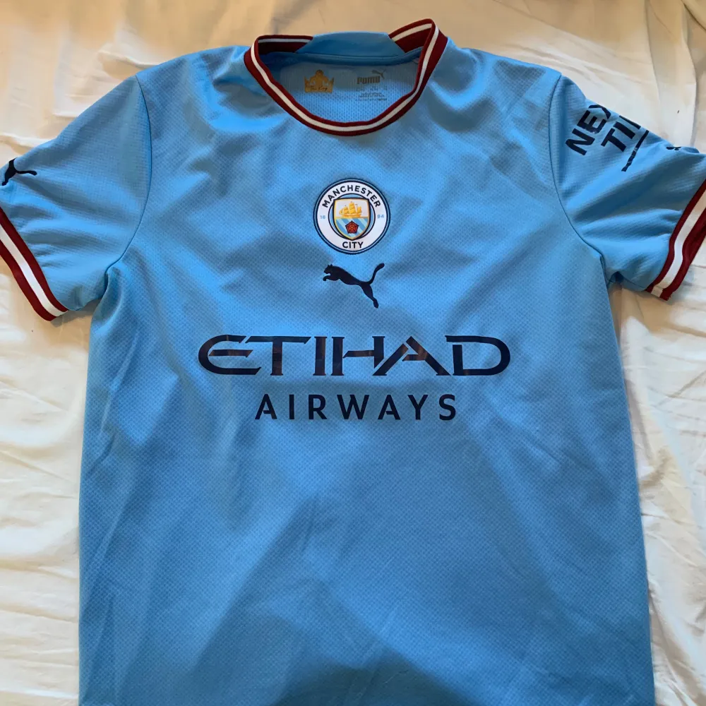 Manchester City tröja från säsongen 22/23 den är självklart äkta!. T-shirts.