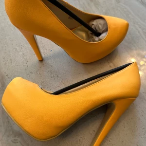 Klackar - Ett par nya klackskor i storlek 37. 