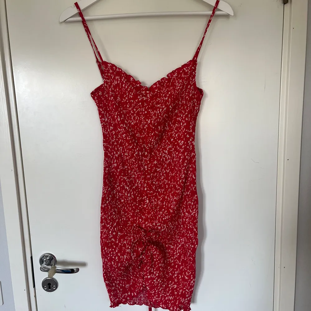Röd kort blommig klänning i stretchigt material från Kiss The Sky (Nelly) ❤️ använd 1 gång. Klänningar.