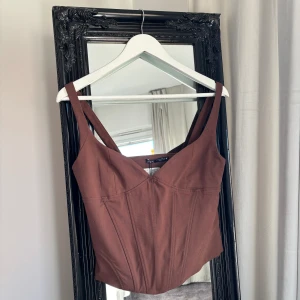 Topp från zara - Topp från zara som aldrig är använd. Nypris 299kr men säljer för 100kr🩷