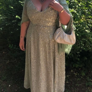 Balklänning med paljetter  - Säljer min balklänning som endast är andvänd 1 gång. Fin ljus grön färg! 