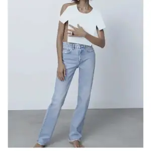 Säljer dessa mid rise straight leg jeans från zara då de inte kommer till användning längre. Skriv för fler bilder. Pris kan diskuteras 