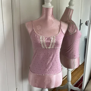 Topp - Topp med prickar och spets💕står inte storlek men sitter som S