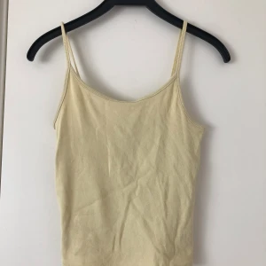 Gult linne - Säljer detta fina gula linnet som jag har köpt på New Yorker. Linne är mycket gulare än vad den ser ut på bild. Hör gärna av dig innan du trycker på köp nu.💖