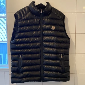Moncler väst - Jackan är i väldigt bra skick. Säljer den för att jag inte använder den längre. Det finns fyra fickor två på insidan och två på utsidan.
