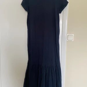 Tshirtklänning - Mörkblå hellång tshirtklänning. 