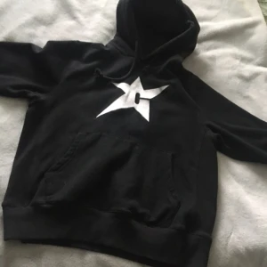 Carpet company hoodie - Säljer en carpet company hoodie som är inköpt på junkyard för 1300, den är knappt använd och är inga skador på den, vid fler frågor hör gärna av er:)