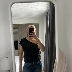 One-shoulder topp - Fin one-shoulder festtopp