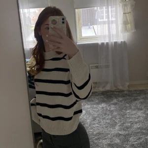 Stickad tröja - Randig stickad 