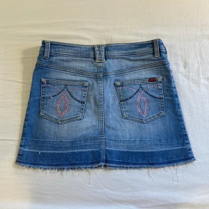 söt lågmidjad jeanskjol🤩 - midja 40 cm plus stretch o lämgd ca 35 centimeter. defektfri💕