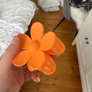 Orange Blom hårklämma - Oanvänd 